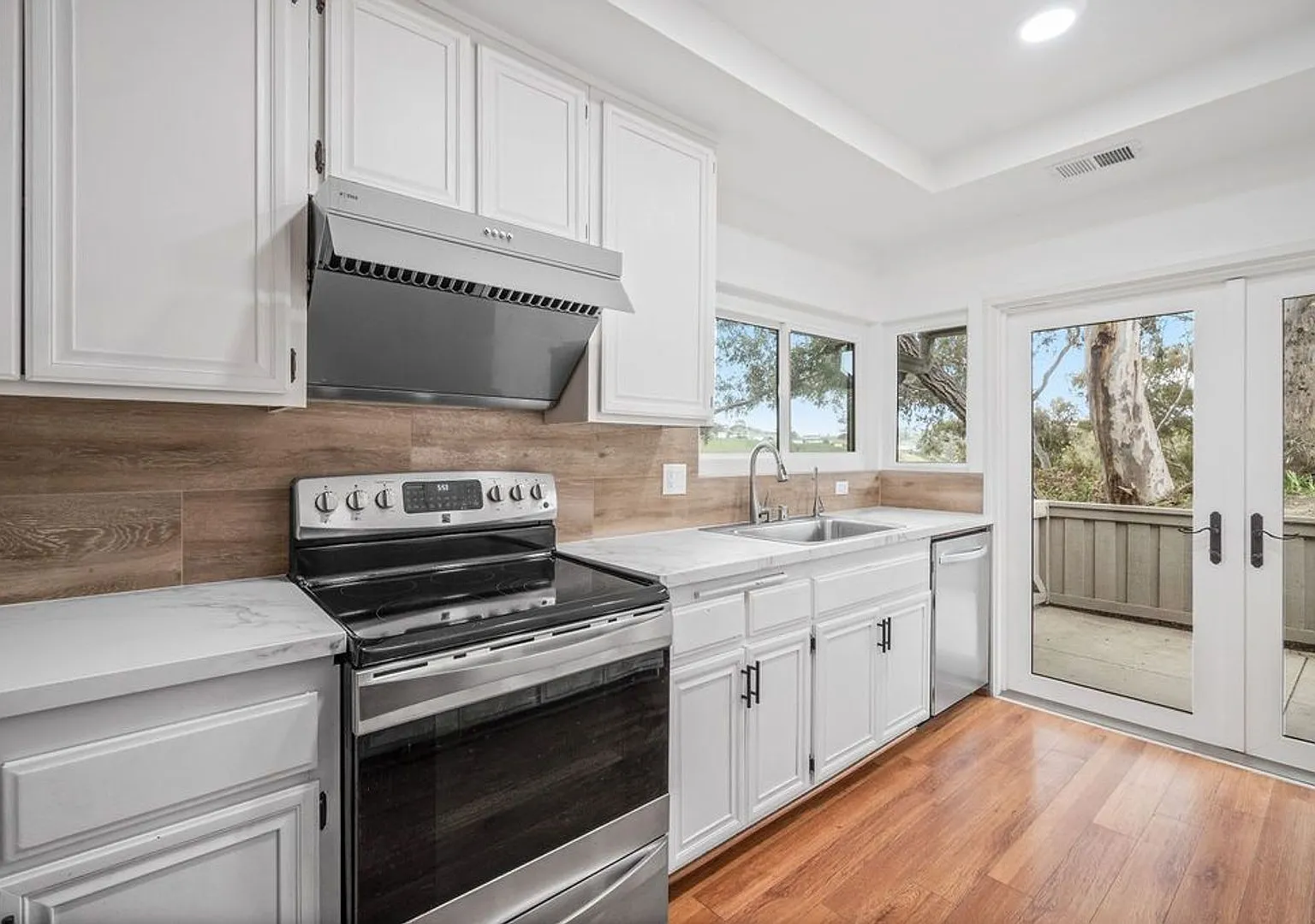 Coming Soon La Jolla UTC Renovated 3 bd /2 ba Townhome with Garage, Private Patio, + more! — Photo 4