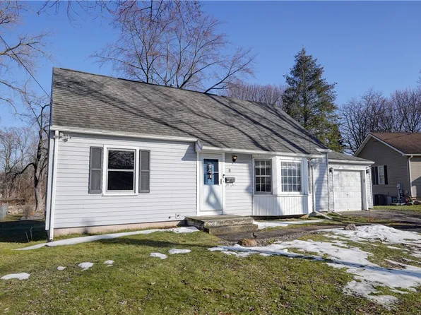 8 Packet Boat Dr, Fairport, NY 14450