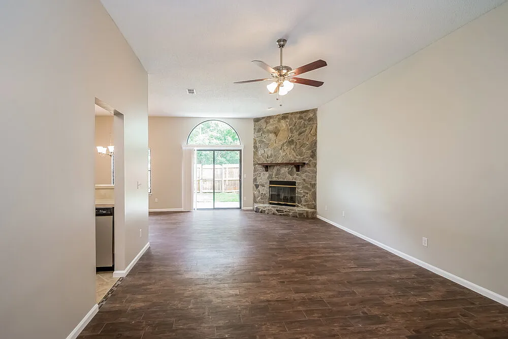 3 bed, 2.0 bath, 1512 sqft, $2,275 — Photo 3