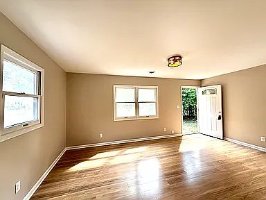 3rd image of 916 E Fairlawn Dr