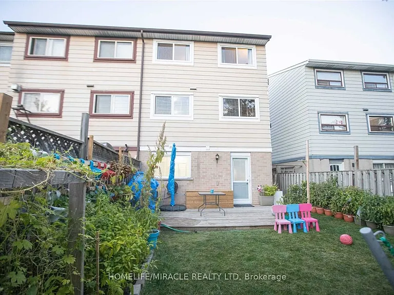 38 Hoskins Sq — Photo 11
