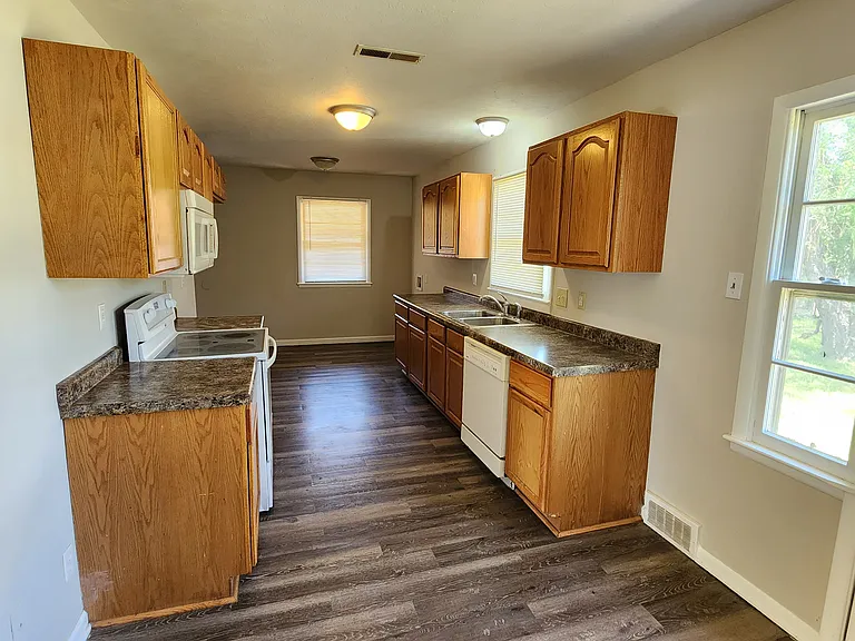 1508 E Salome St — Photo 3