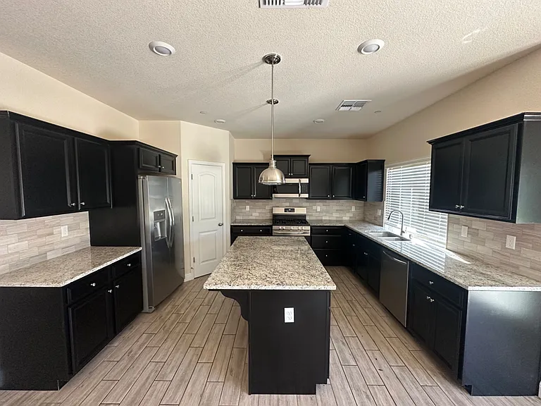 2494 Valdes Dr — Photo 31