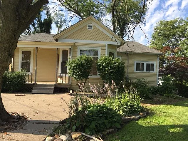 413 E James St photo 1