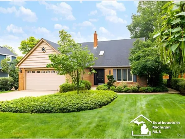 7773 Church Rd, Grosse Ile, MI 48138