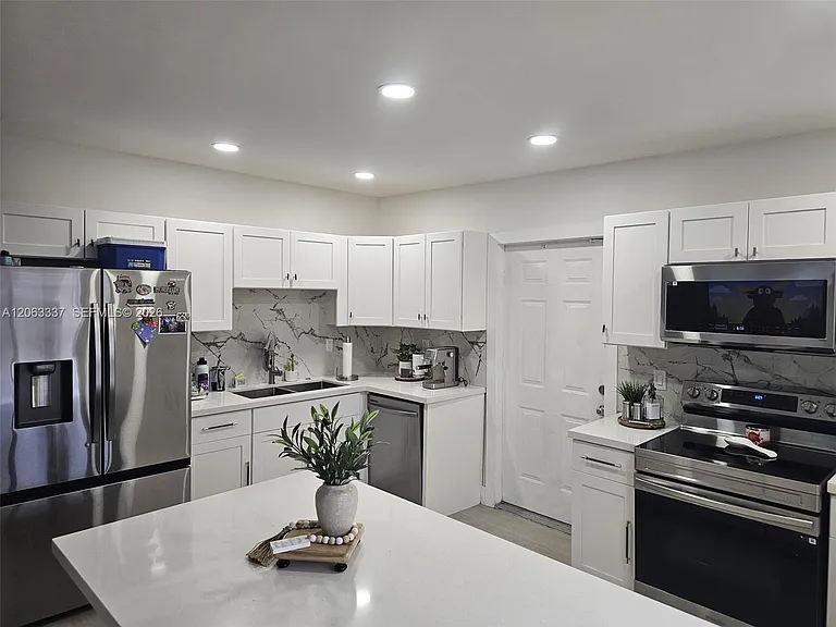 75 SW 18th Ave — Photo 9