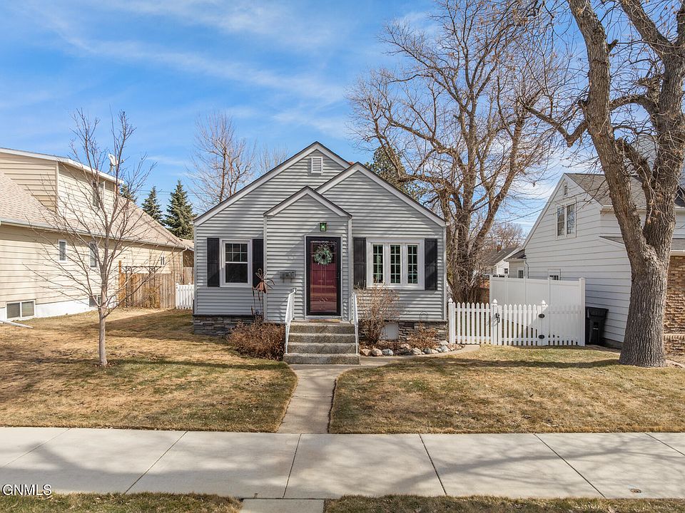 1st image of 818 1st Ave W