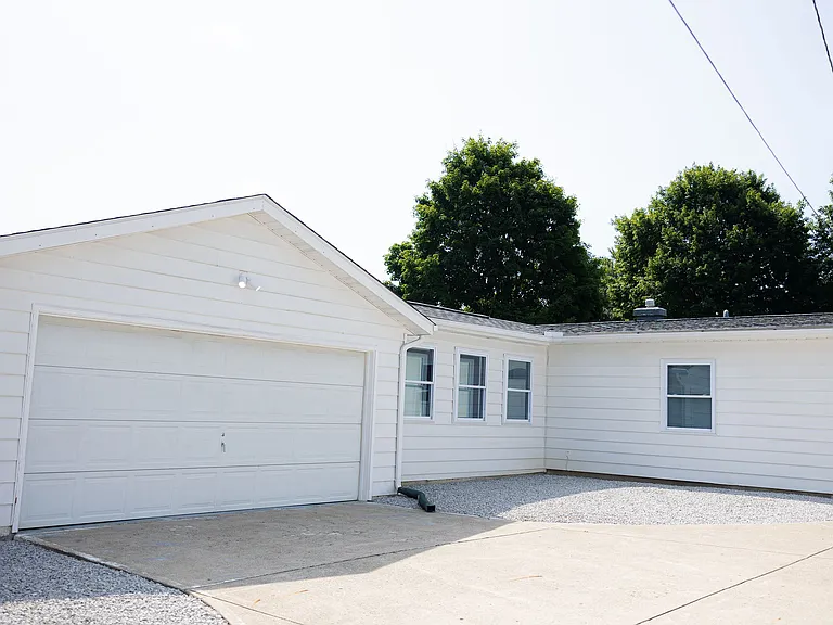 494 W Shields St — Photo 12