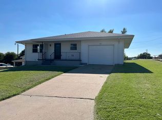 713 Overhill Rd, Dodge City, KS 67801