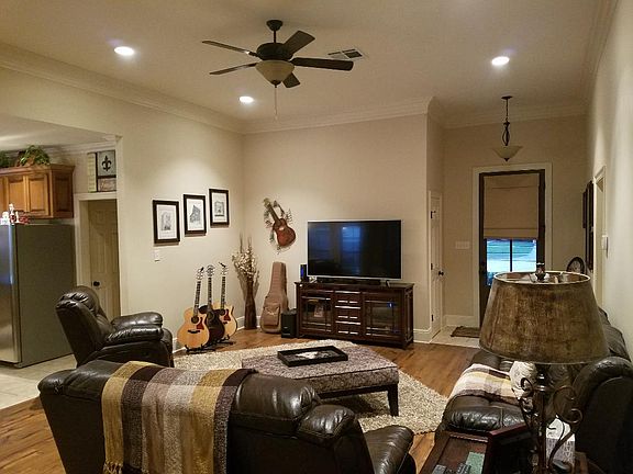 5th image of 148 Camille St
