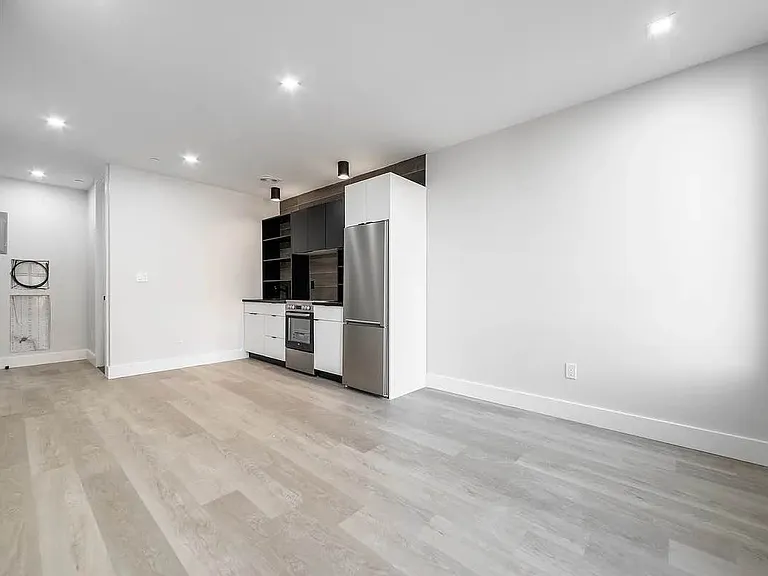 727 Dekalb Ave #4C — Photo 3