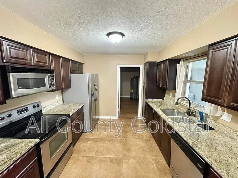 472 Ridgewood St — Photo 5