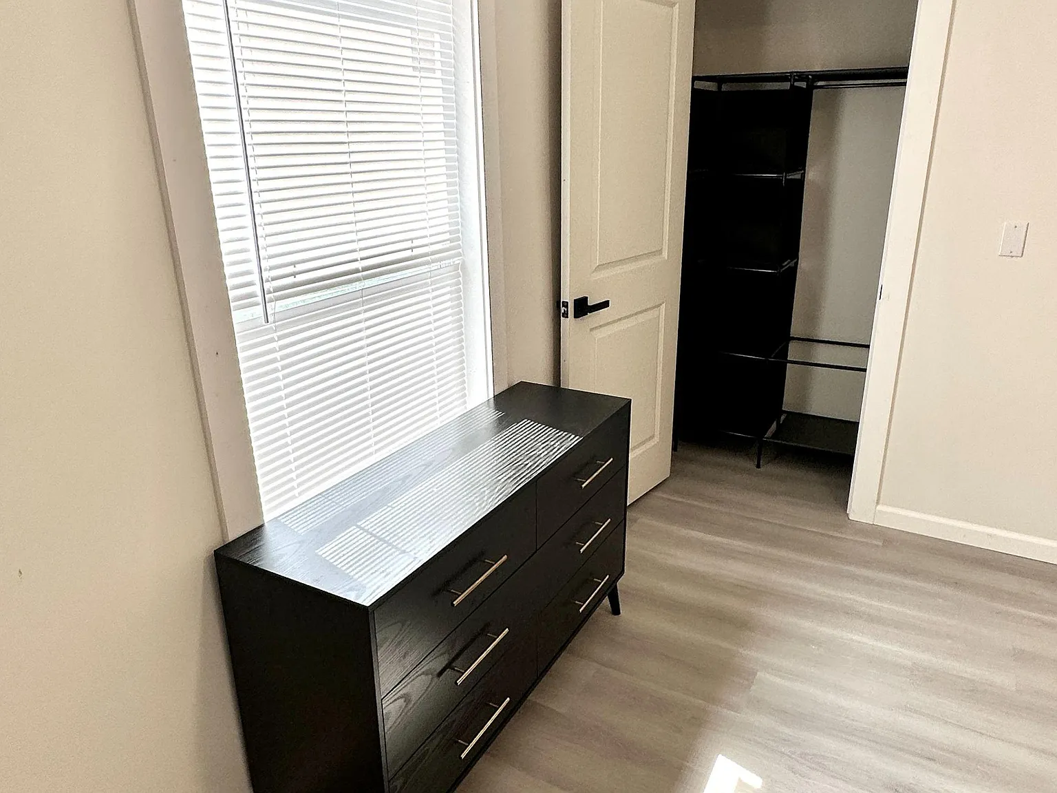4 bed, 2.0 bath, 2700 sqft, $910 — Photo 4