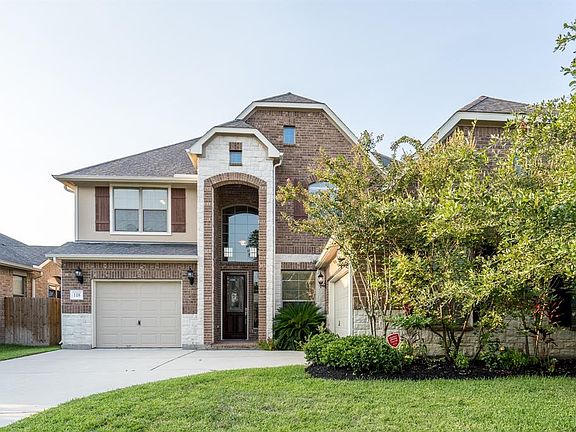 This Tremont home has noupgrade left behind startingwith a beautiful elevation,carriage lights and gutters.