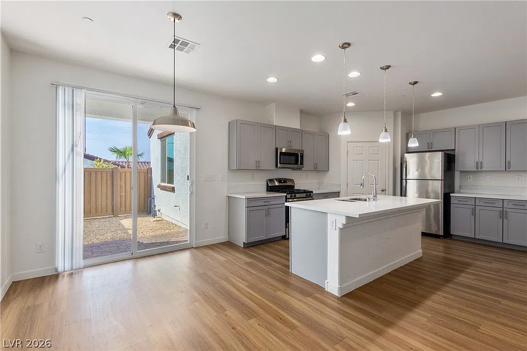 3 bed, 2.0 bath, 1326 sqft, $2,173 — Photo 2