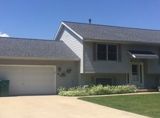 419 Forest View Dr, Genoa, IL 60135