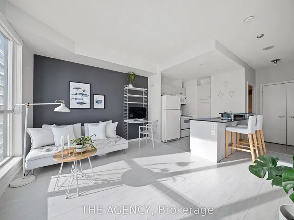 208 Queens Quay W #3313, Toronto, ON M5J 2Y5