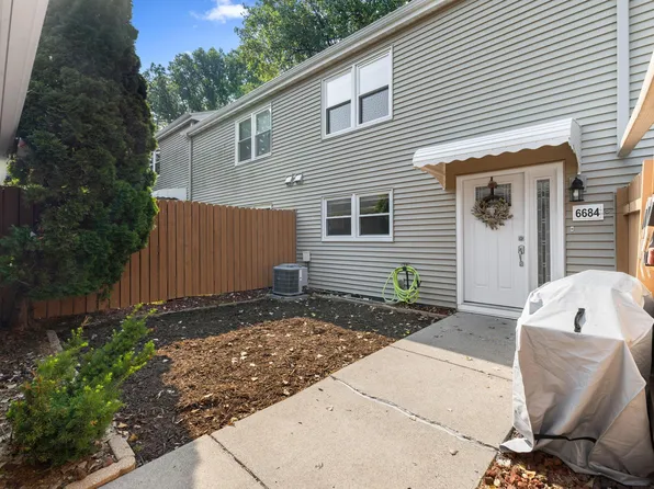 6684 Gretchen Ln N, Oakdale, MN 55128