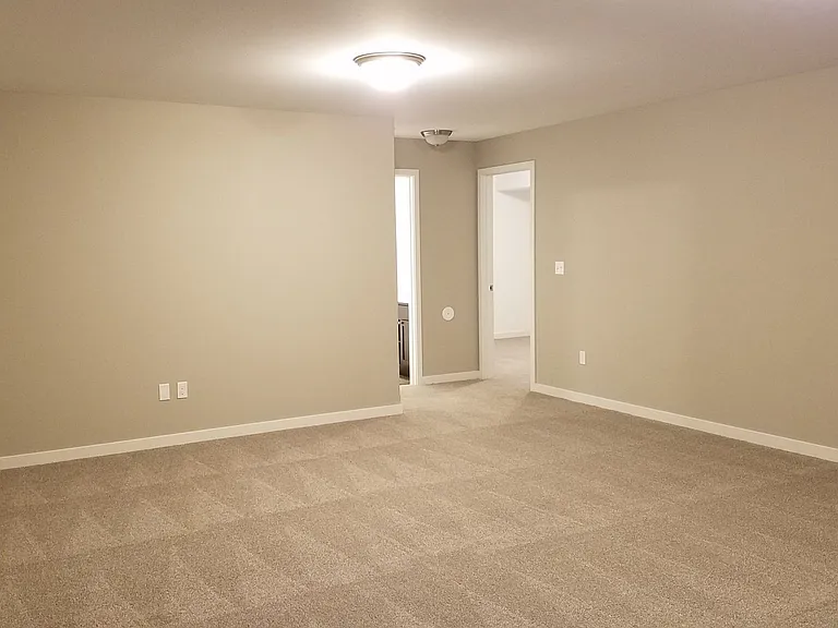 2033 Mackinaw Dr — Photo 10