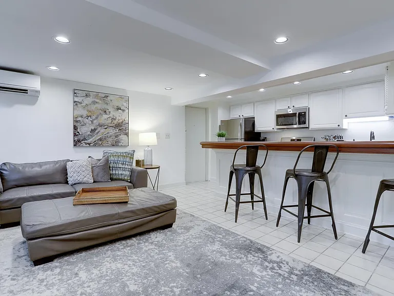 400 Seward Sq SE #B2 — Photo 1