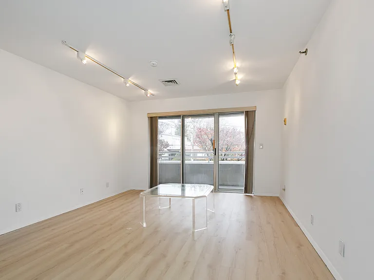 100 Cuttermill Rd — Photo 8