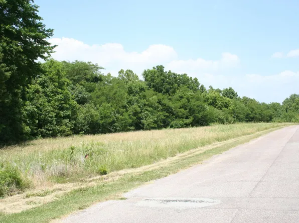 4 Chickasaw Bluff Dr, Dyersburg, TN 38024