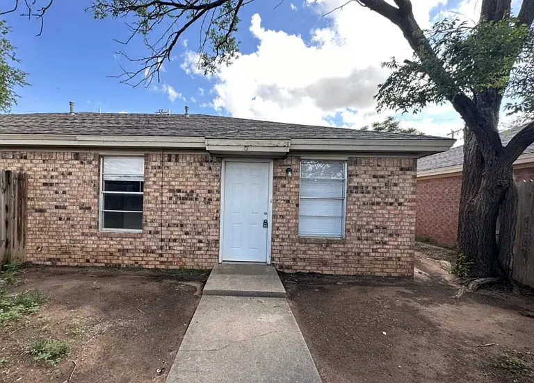 2103 S Loop 289 — Photo 1