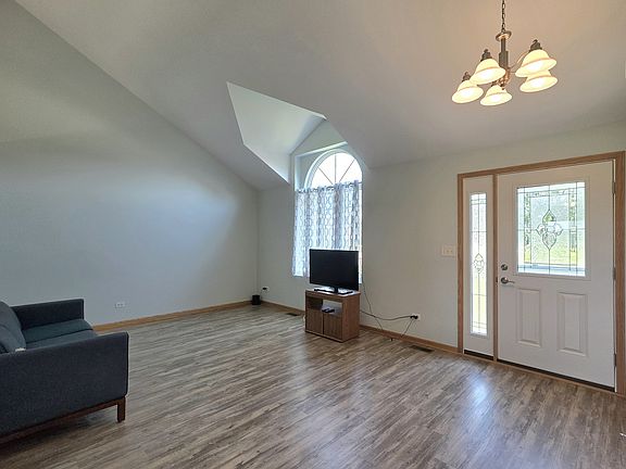 5th image of 473 Kingston Dr