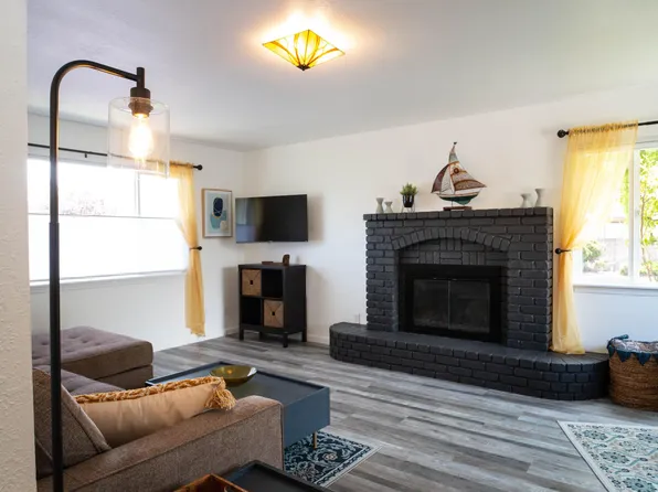 2032 Shamrock Dr, Fortuna, CA 95540