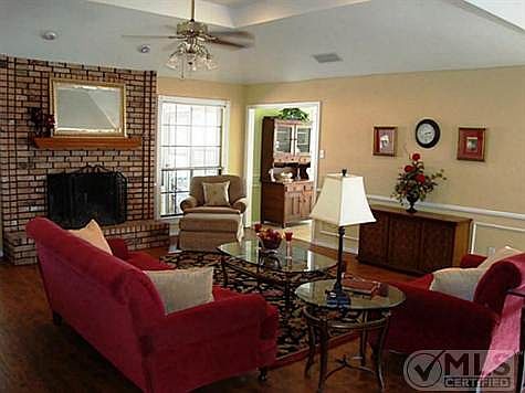2nd image of 2210 Meadowview Dr