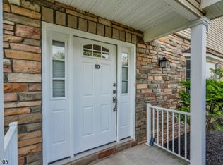 10 Harvey Ct, Clark, NJ