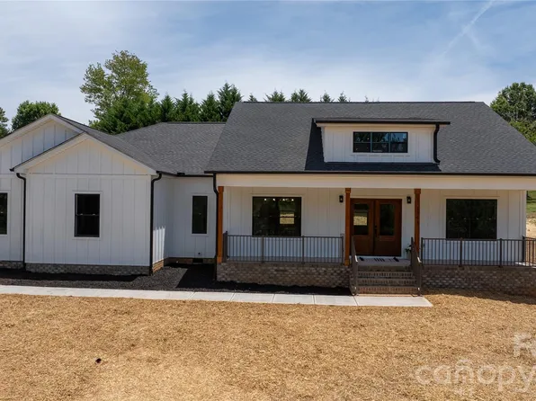 1265 Misty Ln, Hickory, NC 28601