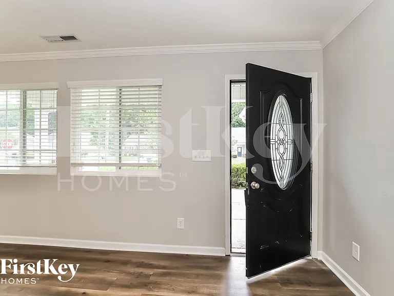 400 Walnut Crossing Dr — Photo 3