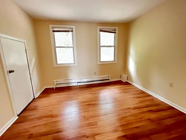 22 Hemlock St — Photo 2