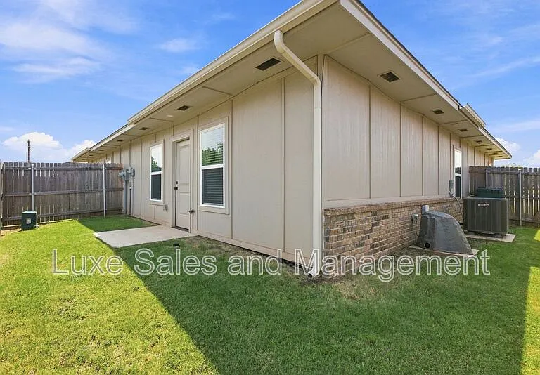 10912 Oak Hollow Dr — Photo 20