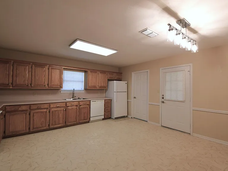 2529 Westminster Dr — Photo 6