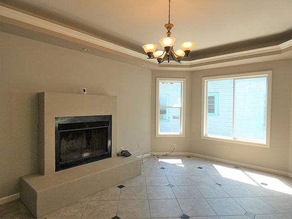 4th image of 360 E Saint James St