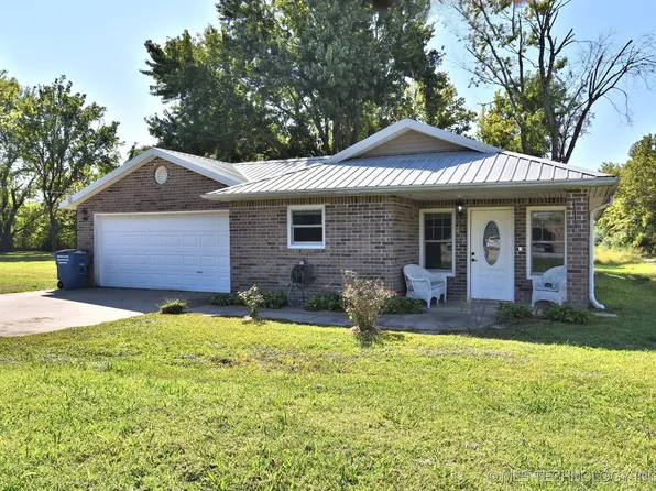 213 E Main St, Chouteau, OK 74337