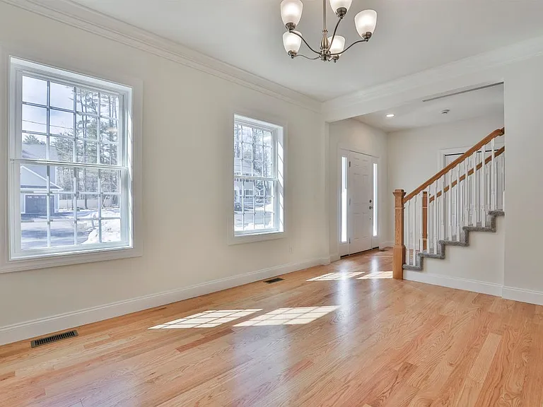 22 Reeds Ferry Way — Photo 10