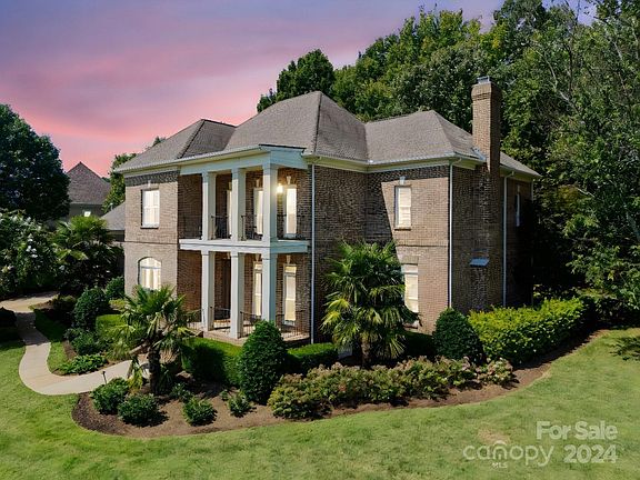 3rd image of 204 Knoxview Ln
