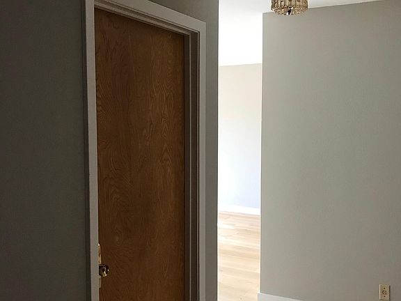 4th image of 2652 Market St