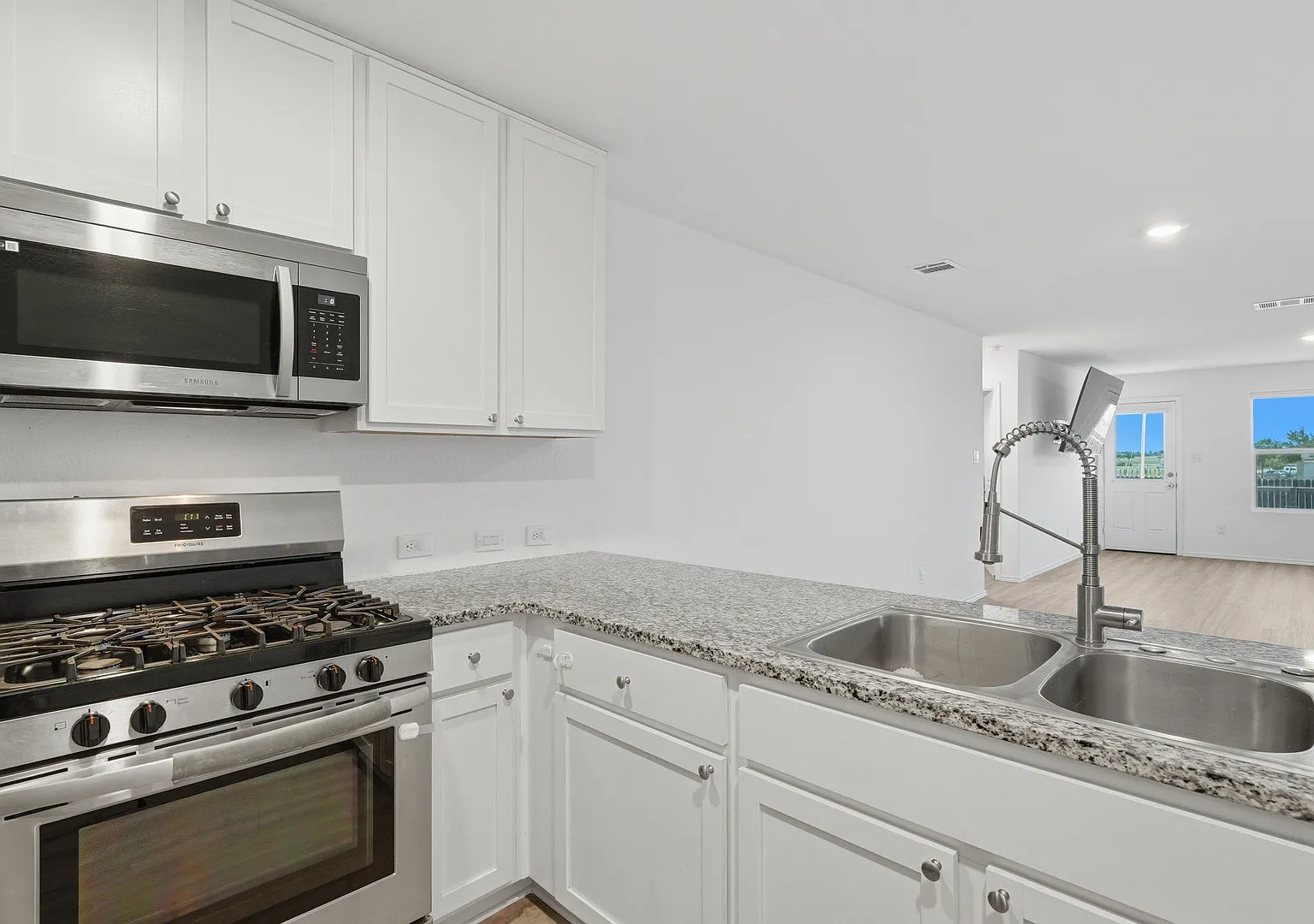 4 bed, 1627 sqft, $1,690 — Photo 3