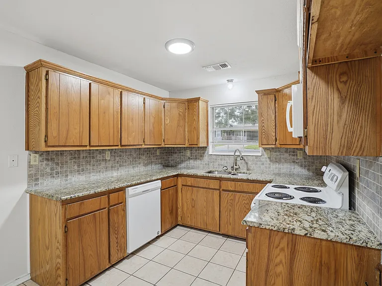 106 N Shaw St — Photo 2