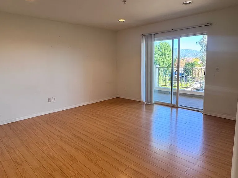 13525 Vanowen St #305 — Photo 11