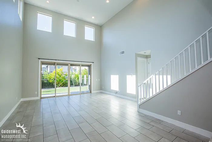 4 bed, 3.5 bath, 2610 sqft, $2,800 — Photo 4