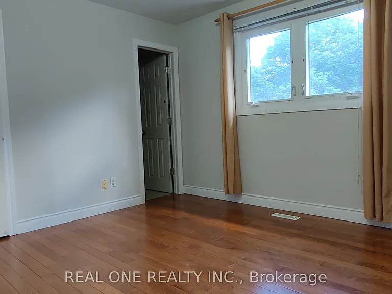 72 Liebeck Cres — Photo 16