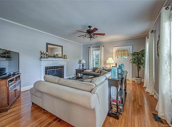 4th image of 1204 E Franklin Blvd