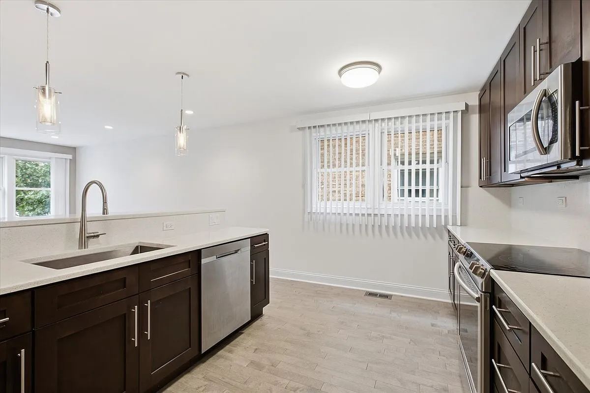 2 bed, 1000 sqft, $2,250 — Photo 3