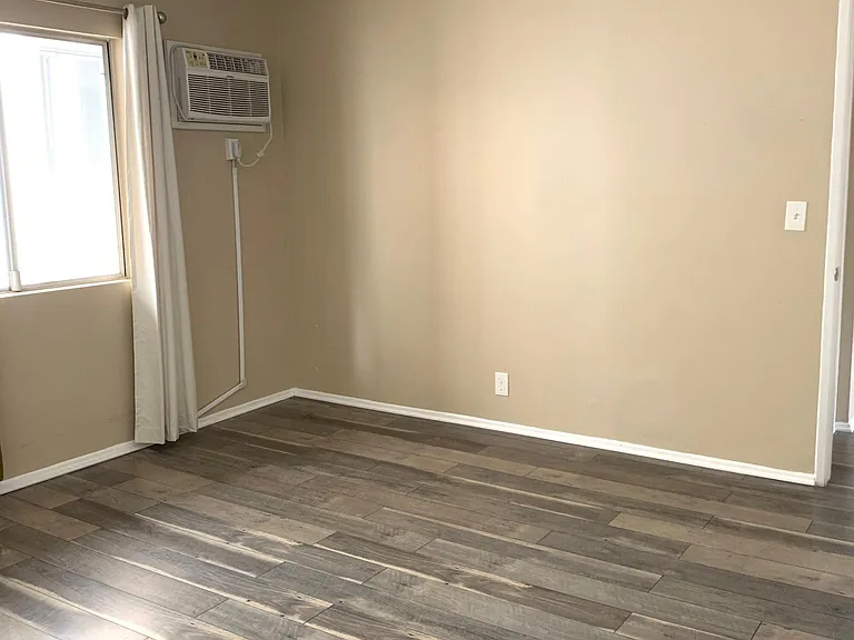 335 N Isabel St #7 — Photo 13