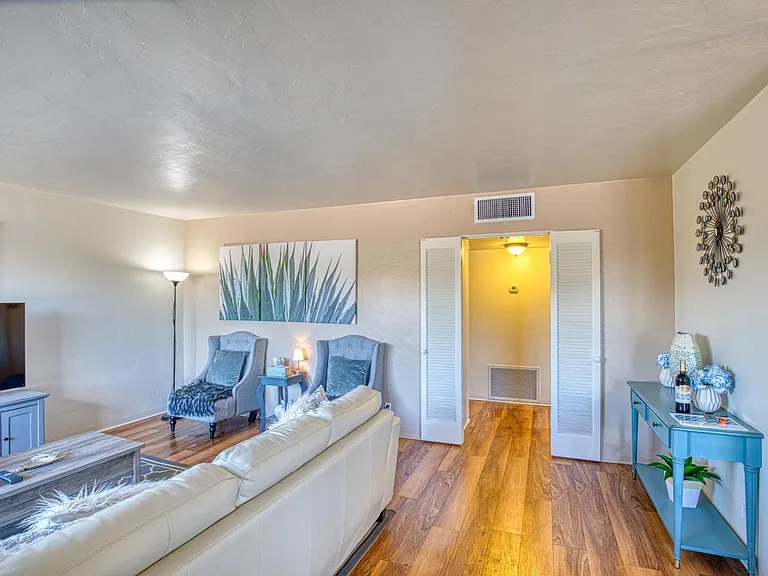 1516 E Spring St — Photo 3